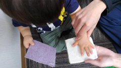 身体機能系のリハビリテー ションの写真、目と手の協調を目的とした課題