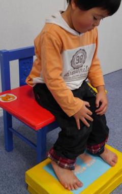 身体機能系のリハビリテー ションの写真、身体の正中線(真ん中)を認知する課題