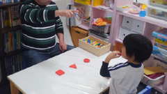 言語機能系のリハビリテー ションの写真、言葉の意味の理解を促す課題