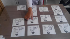 言語機能系のリハビリテー ションの写真、他者の言葉に注意を向ける課題