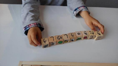 読み書き障害のリハビリテー ションの写真、聴覚情報を視覚情報に変換する課題